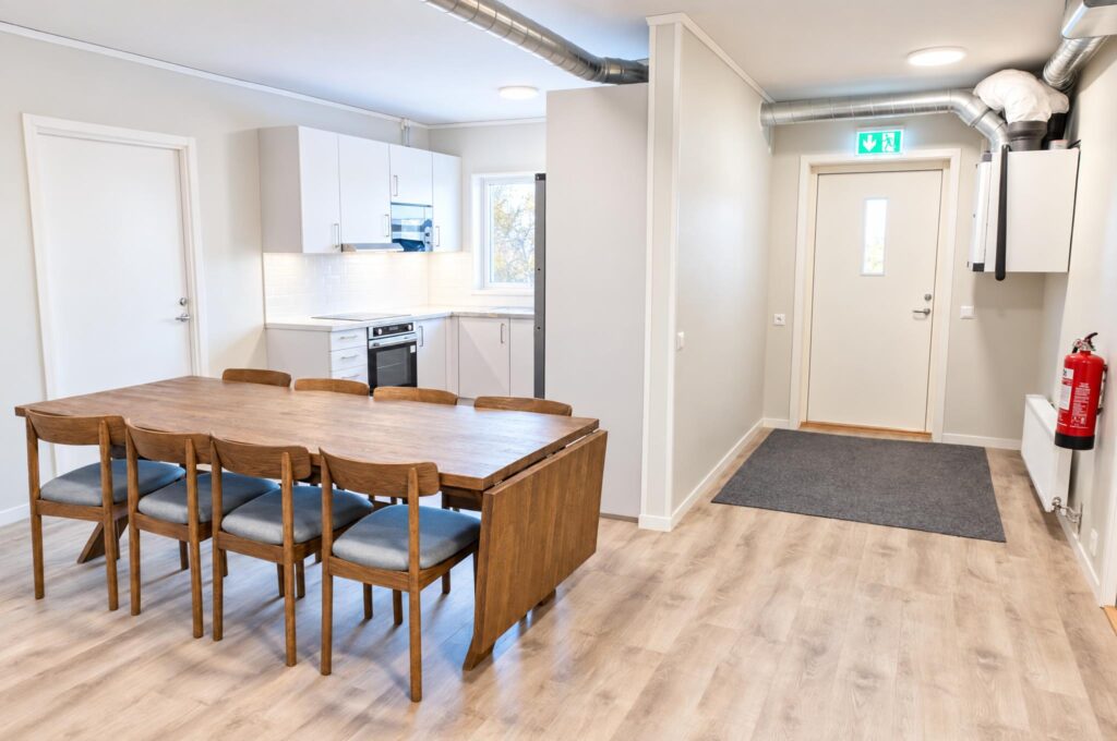 Gemensamt kök med matbord för tolv