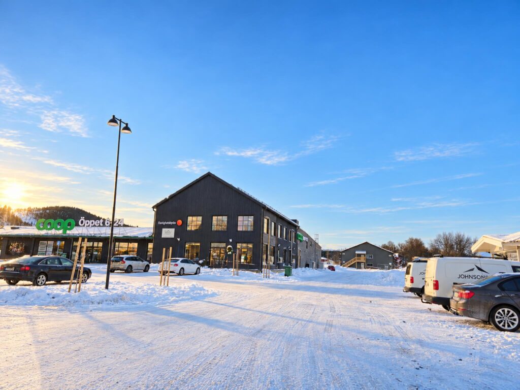 Vintervägen i Vemdalen By med Coop, Fastighetsbyrån och Base Camp längst bak